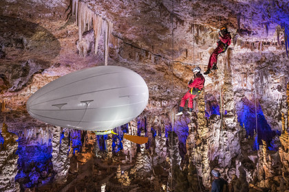 France, Gard (30), Méjannes-le-Clap, grotte de La Salamandre, descente en rappel et découverte de la grotte en Aéroplume®, un ballon dirigeable individuel gonflé à l'hélium qui permet de s'envoler en battant des ailes