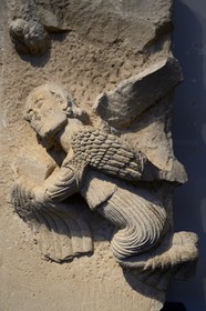 Israel, Jérusalem, quartier de Guivat Ram, musée d'Israel, departement d'archéologie, bas-relief représentant un ange tenant un livre, église de Belvoir, au 12ème siècle