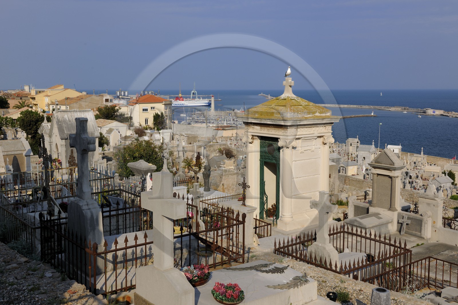 France, Hérault (34), Sète, le cimetière marin Paul Valery et le port en arrière