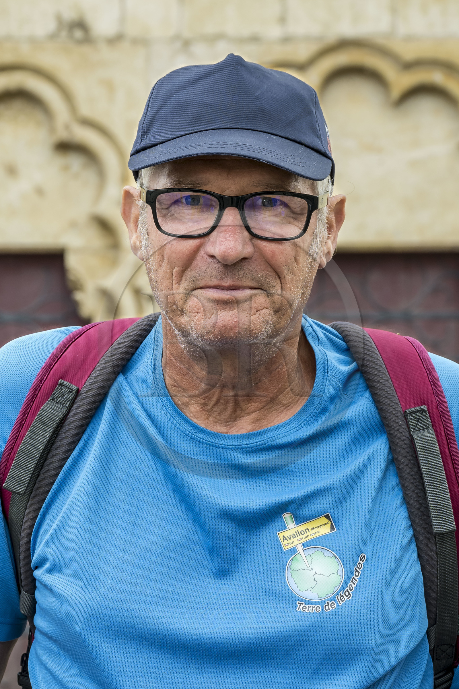 France, Yonne (89), Montréal (Bourgogne), la collégiale Notre-Dame, Hervé Desruelles, agriculteur retraité et responsable du club de randonnée Terre de Légendes, co-créateur du GR 213 de Vézelay à l'Abbaye de Fontenay