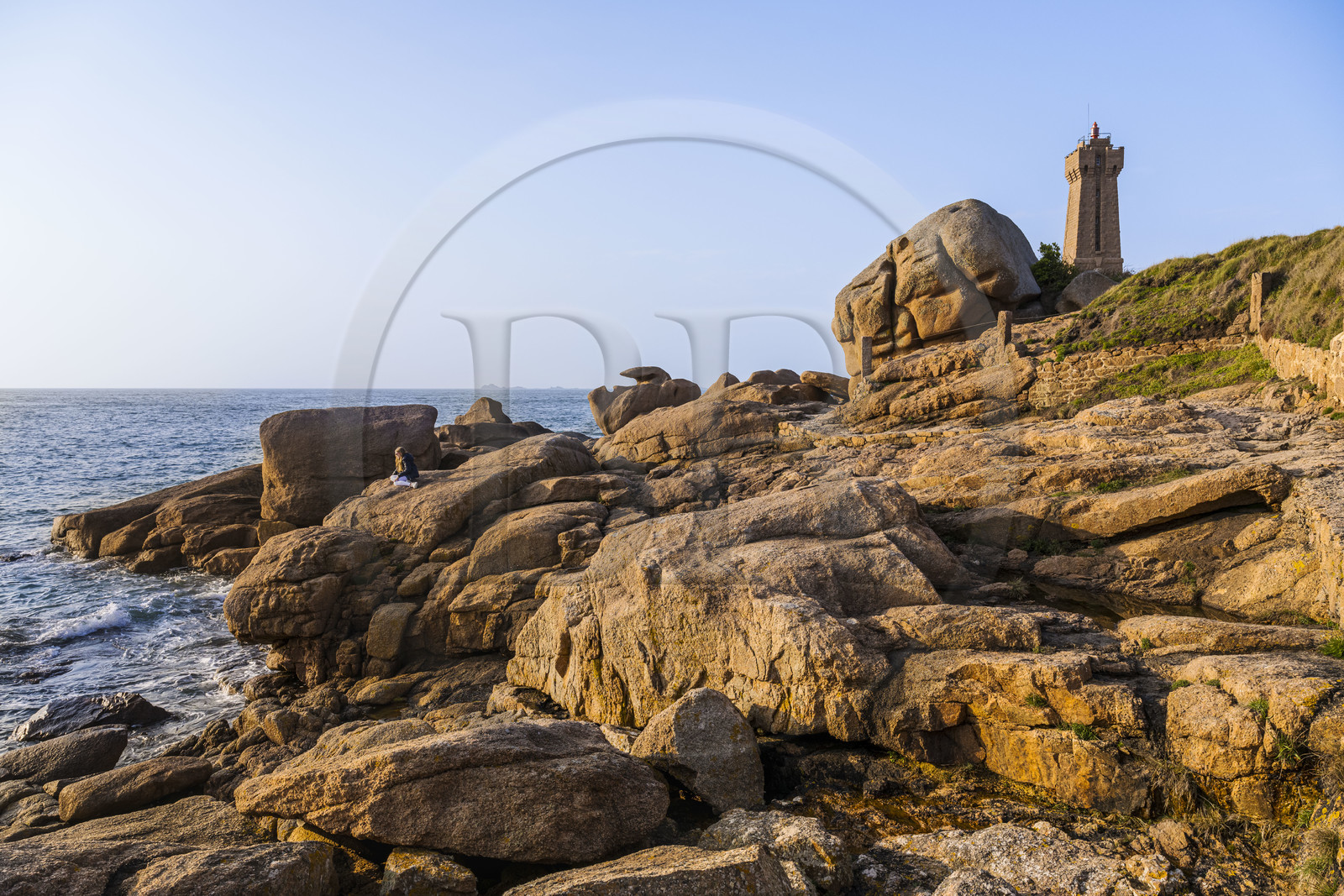 France, Côtes-d'Armor (22), Côte de Granit Rose, Perros-Guirec, Ploumanac'h, pointe de Skewell (Squéouel), le phare de Mean Ruz sur le sentier des Douaniers aussi chemin de Grande Randonnée GR 34