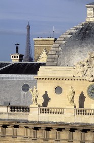 France, Paris (75), île de la Cité, toits du Palais de justice et Tour Eiffel