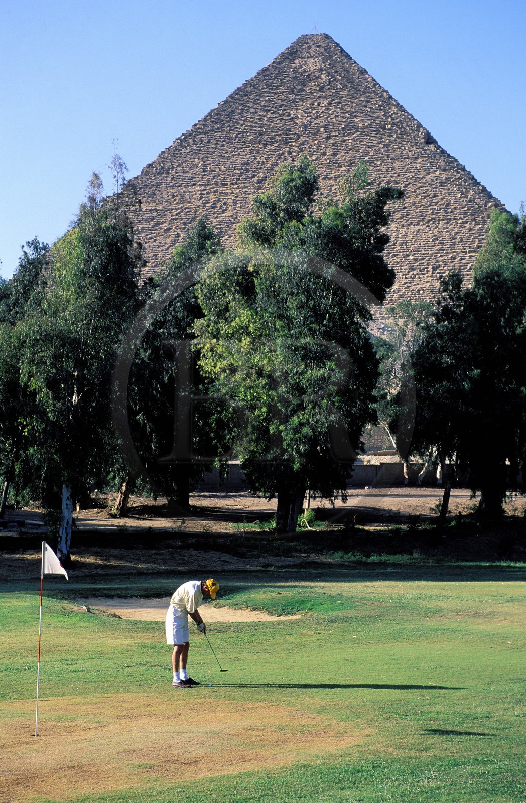 Égypte, Le Caire, Pyramides de Giza (Gizeh) et terrain de Golf