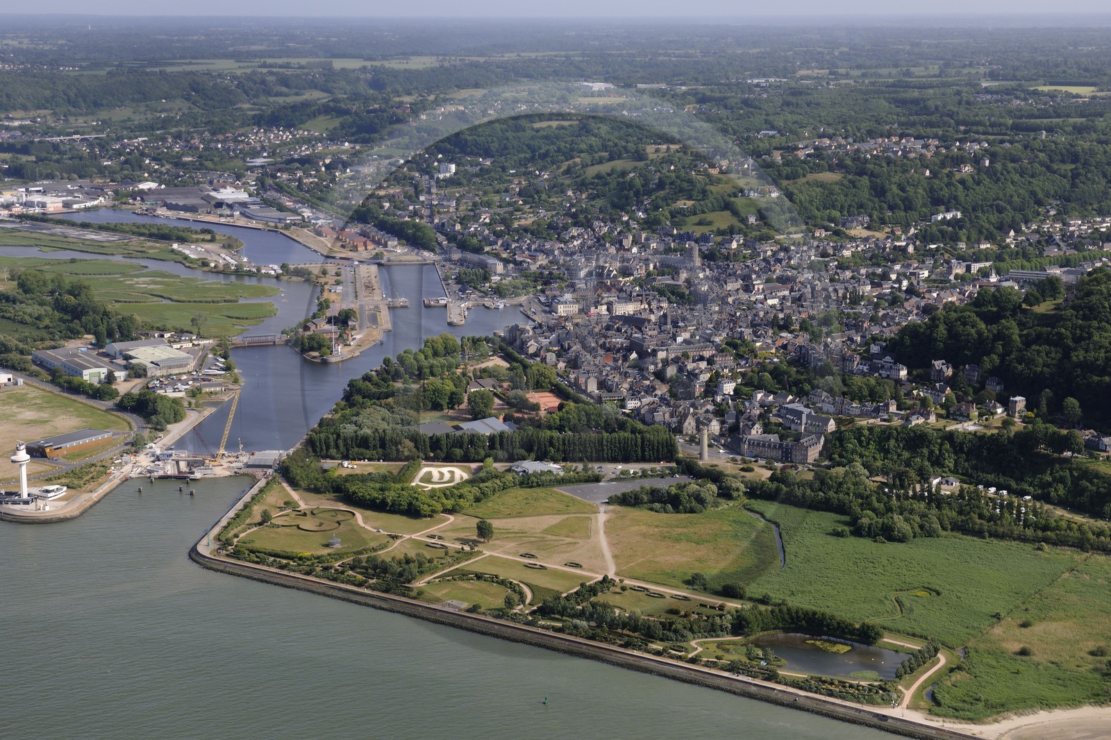 France, Calvados (14), Honfleur en bordure de Seine (vue aérienne)