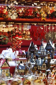 France, Bas Rhin (67), Strasbourg, vente d'objets decoratifs dans les cabanes du Marché de Noel