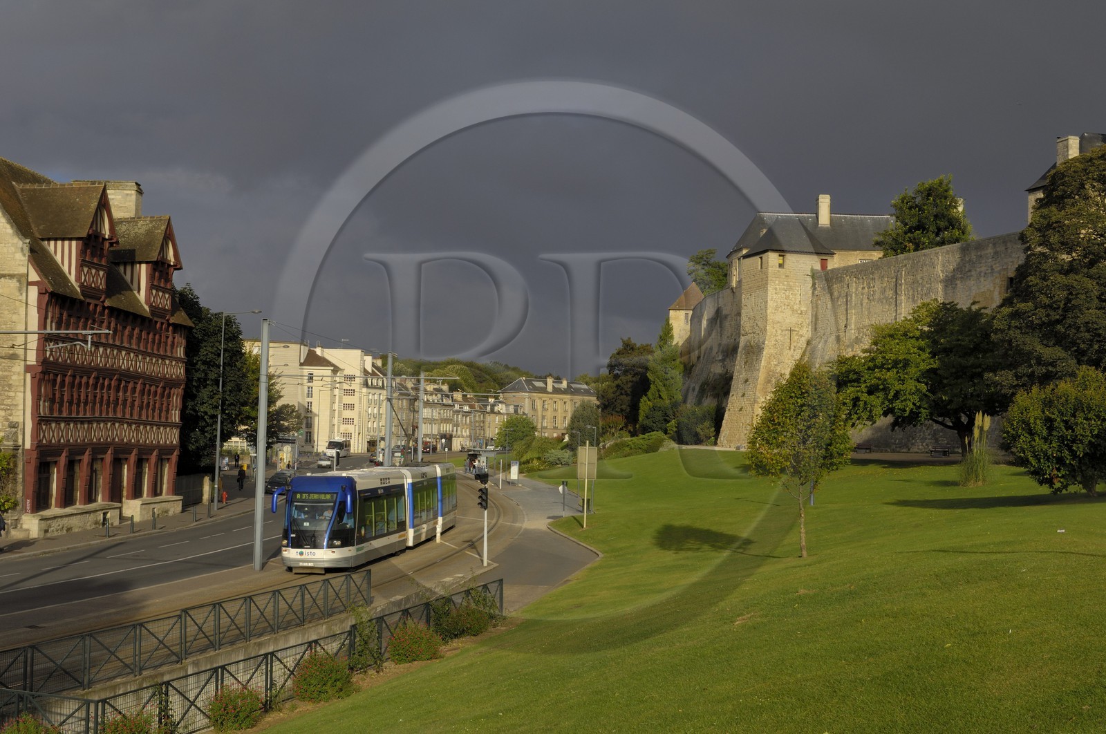 France, Calvados (14), Caen, le château ducal et la rue de Geôle