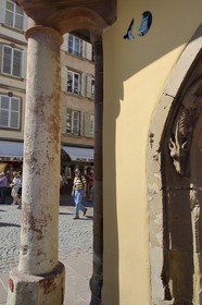 France, Bas-Rhin (67), Strasbourg, vieille ville classée au Patrimoine Mondial de l'UNESCO, à l’angle de la rue Mercière et de la place de la cathédrale, la colonne mesureur de ventre