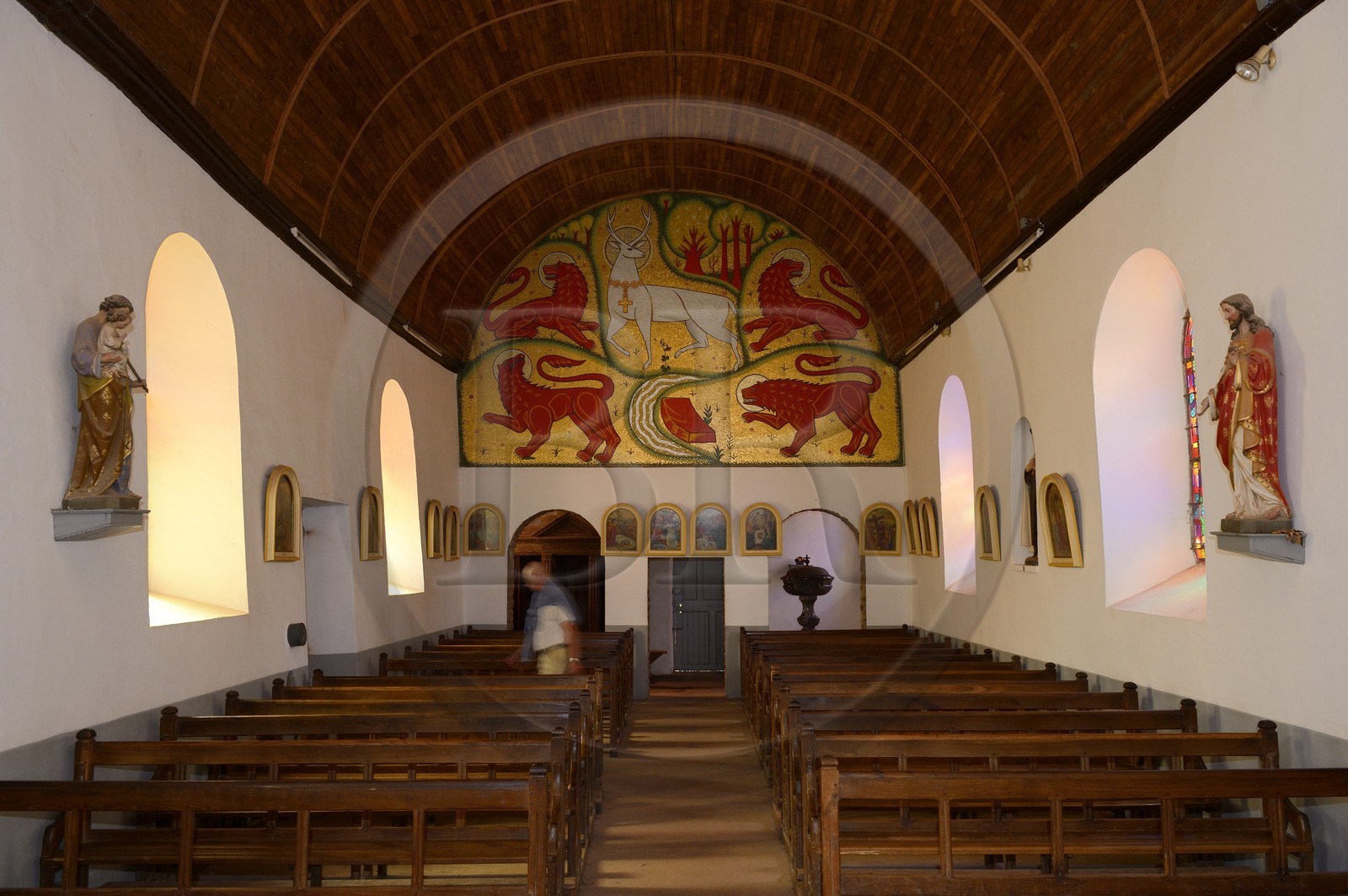 France, Morbihan (56), forêt de Brocéliande, Tréhorenteuc, église Sainte-Onenne ou la chapelle du Graal dédiée à la mythogie arthurienne, la mosaïque du Cerf blanc au collier d'or dessinée par Jean Delpech sur les indications de l'abbé Gillard