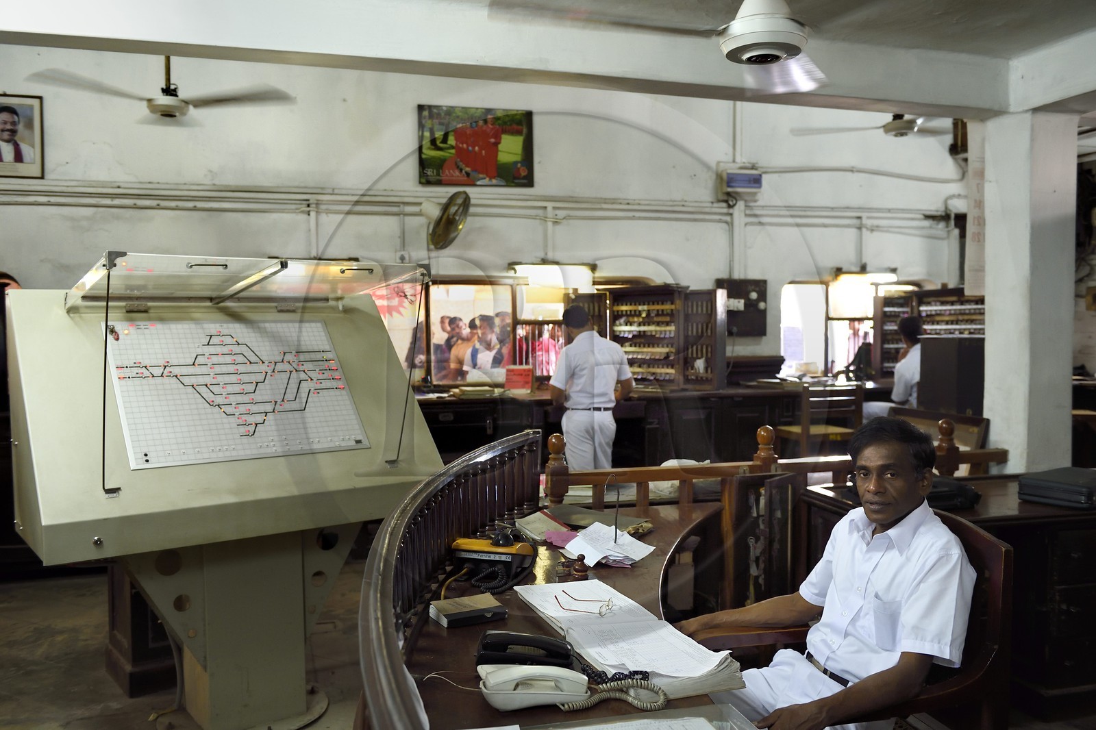 Sri Lanka, Colombo, centre de commande de la gare centrale du Fort et les guichets en arrière plan