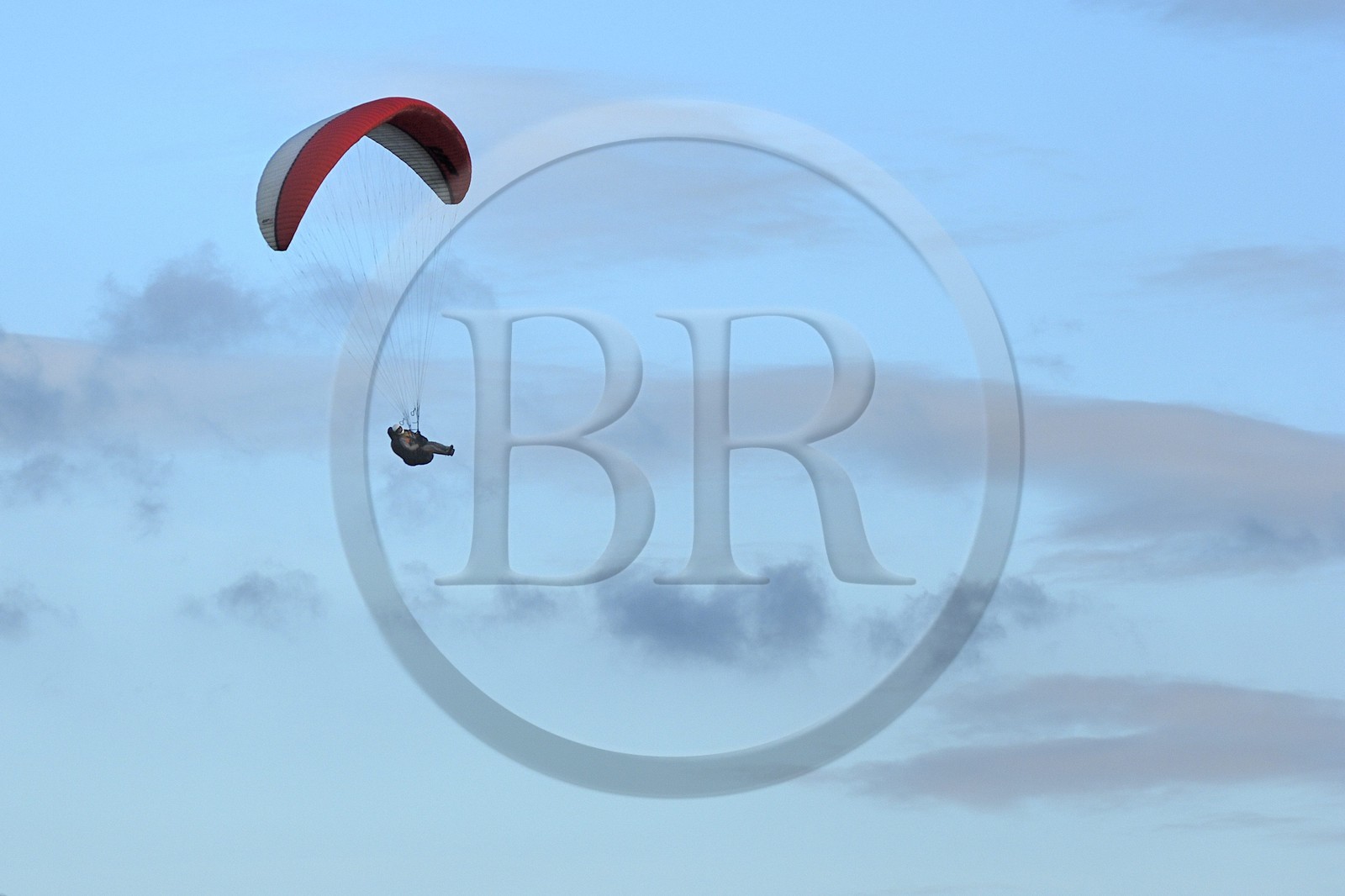 France, Calvados (14), la Suisse normande, Clécy, parapente depuis la route des crêtes qui domine la vallée de l'Orne