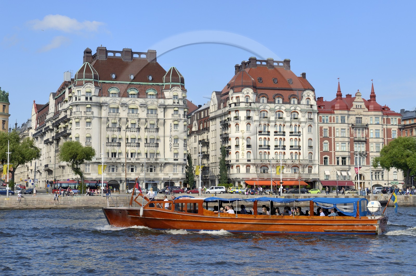 Suède, Stockholm, quartier d'Östermalm, la prestigieuse avenue Strandvägen longe les quais