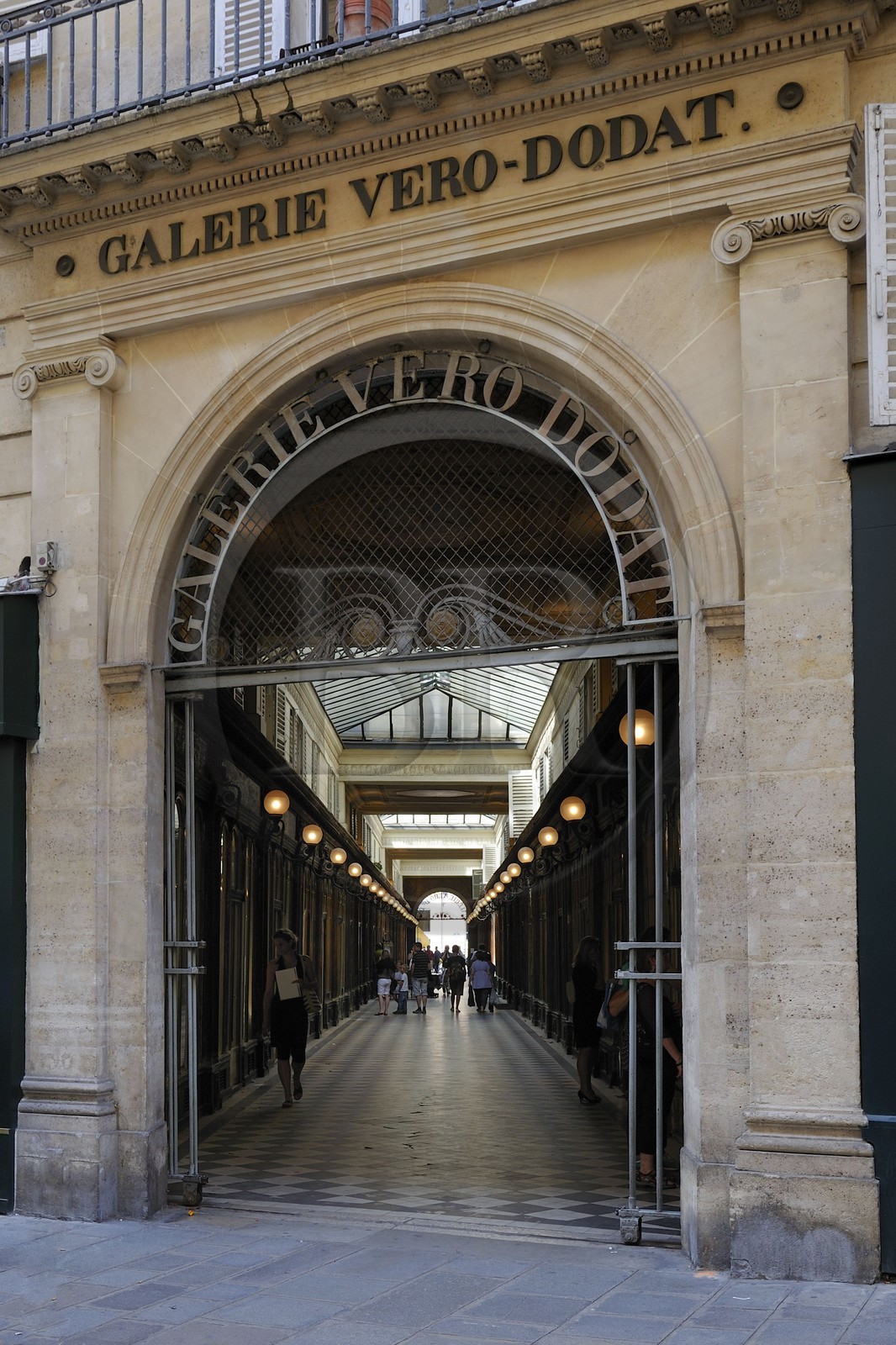 France, Paris (75), Galerie Vero-Dodat entre la rue Jean-Jacques-Rousseau et la rue du Bouloi, entrée rue Jean-Jacques-Rousseau