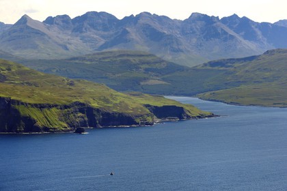 Royaume-Uni, Ecosse, Highland, Hébrides intérieures, Ile de Skye, le Loch Eynort sur la côte Ouest de la péninsule de Minginish et les montagnes de Cuillins en arrière plan (vue aérienne)
