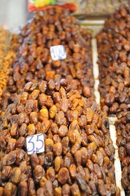 Maroc, Meknès, ville impériale, médina classée Patrimoine Mondial de l' UNESCO, marché couvert de el Hédime, étals de fruits secs
