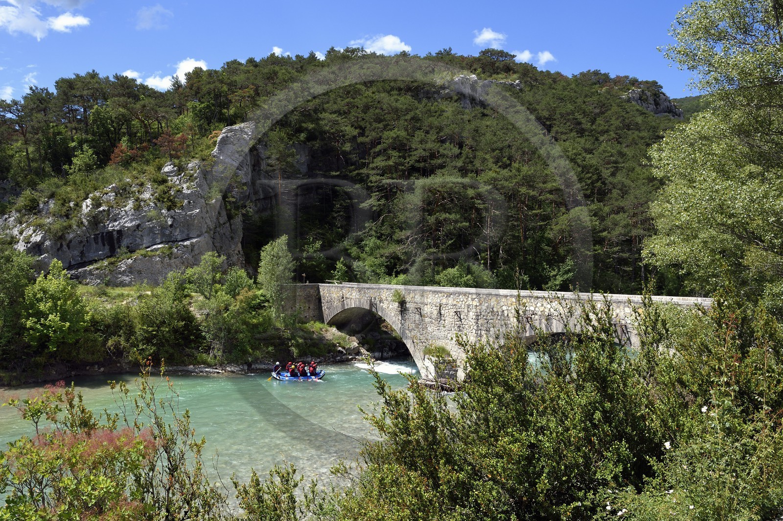 France, Alpes-de-Haute-Provence (04), Parc Naturel Régional du Verdon, Rougon, le pont de Carajuan à la frontière du Var, rafting