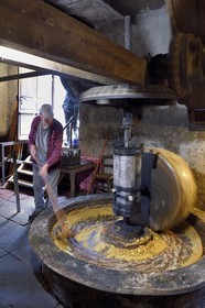 France, Haut-Rhin (68), Parc naturel régional des ballons des Vosges, Storckensohn non loin de Fellering, moulin à eau, pressage de jus de pomme sous la meule