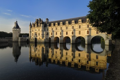 France, Indre-et-Loire (37), château de Chenonceau de style Renaissance qui enjambe le Cher, édifié de 1513 à 1521 et la tour des Marques