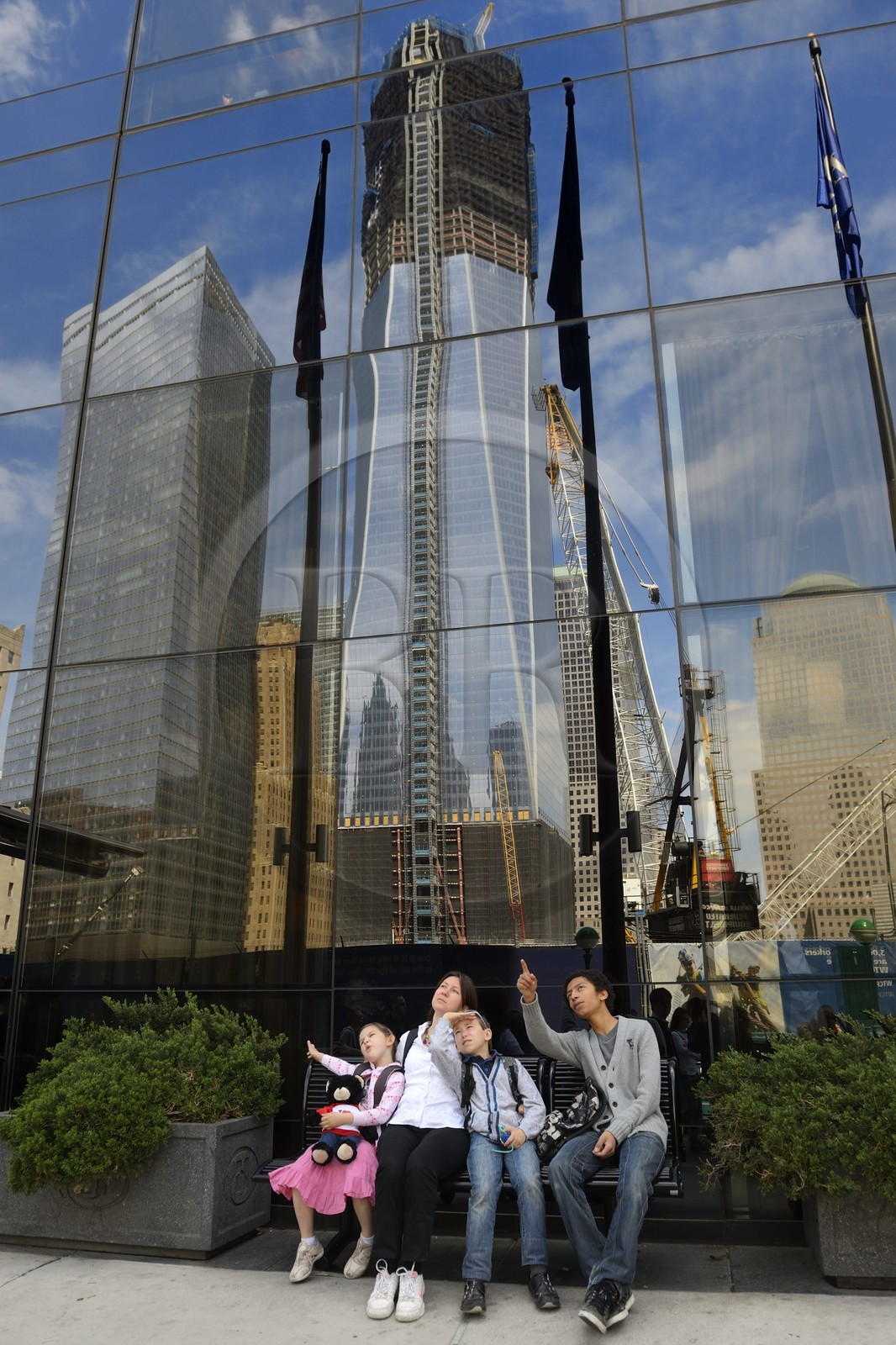 Etats-Unis, New York, Manhattan, reflet du One World Trade Center (1WTC) devenue la plus haute tour de NYC depuis le 30 avril 2012