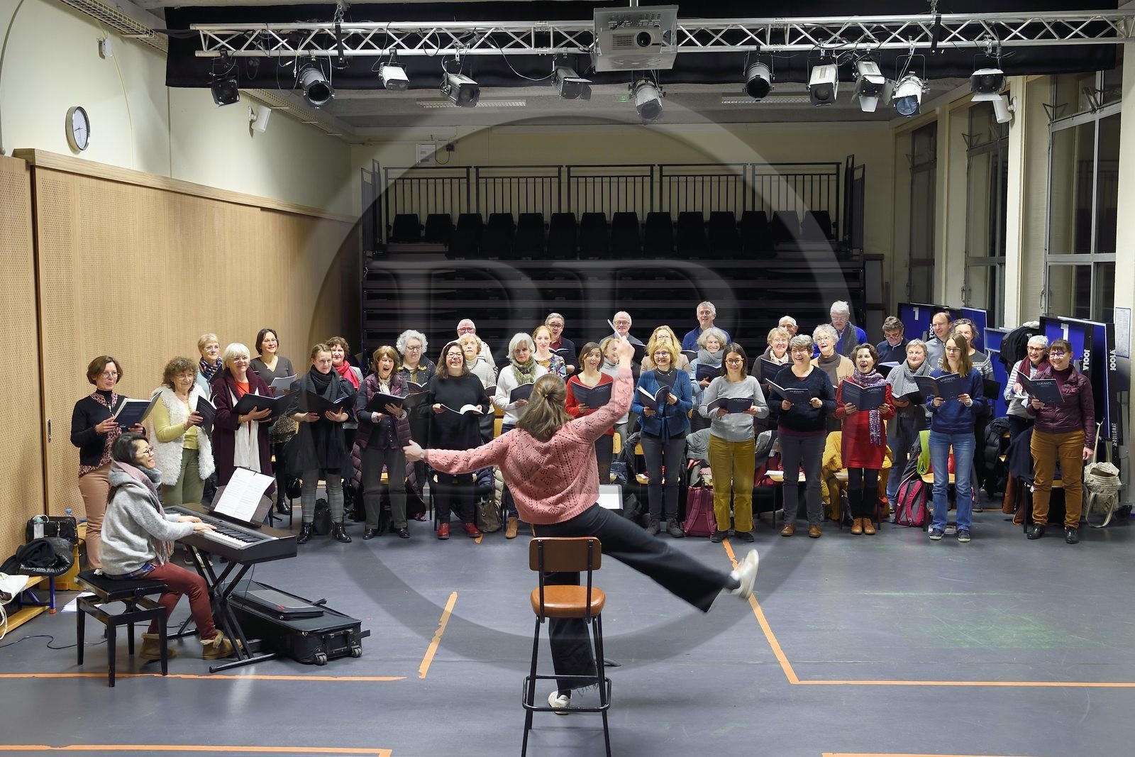 France, Bas-Rhin (67), Strasbourg, répétition de chants de Noël du Chœur de Saint-Guillaume sous la présidence de Nicolas Greib dans la salle de sport du Gymnase Jean Sturm