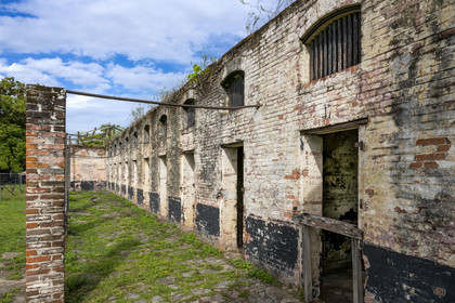 France, Guyane, Saint-Laurent-du-Maroni, bagne ou Camp de la Transportation, les quartiers disciplinaires, la cellule 47 sur la droite, célèbre pour avoir été celle de Henri Charrière plus connu sous le pseudonyme de Papillon