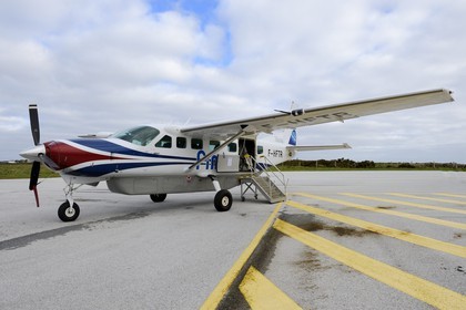 France, Finistère (29), parc naturel régional d'Armorique, mer d'Iroise, Ile d'Ouessant, avion Cessna de liaison entre Brest et Ouessant