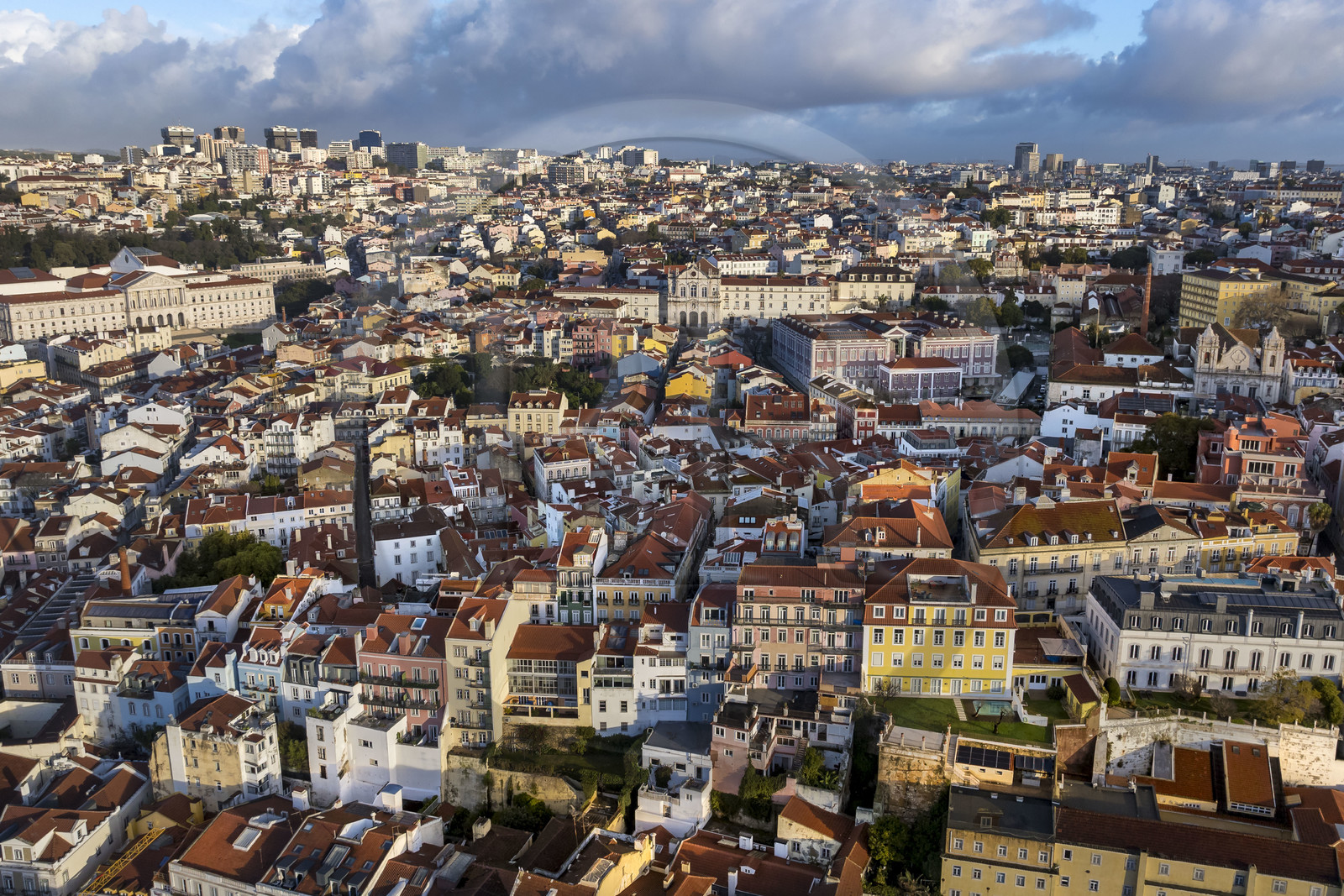 Portugal, Lisbonne, quartier de Misericordia à l'ouest du Bairro Alto, à gauche le palais de Sao Bento qui abrite l'Assemblée de la République portugaise, au centre l'église Igreja de Nossa Senhora das Merces collée à l'Ecole Passos Manuelà droite (vue aérienne)
