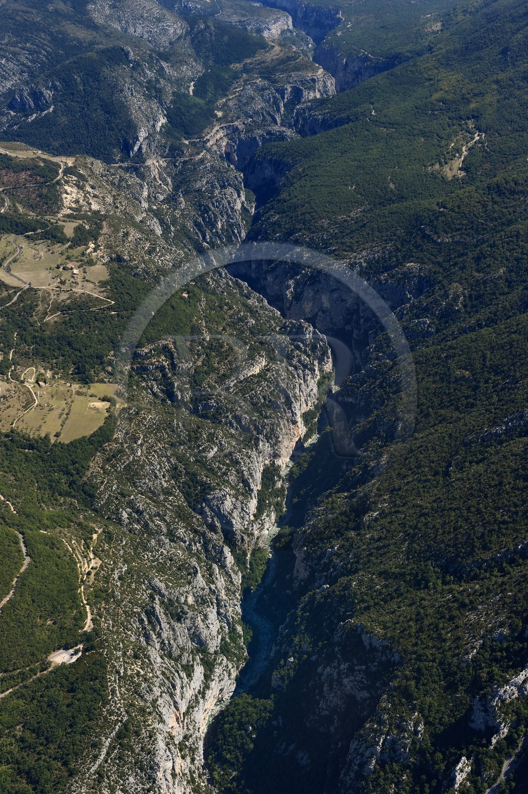 Var (83) rive gauche et Alpes-de-Haute-Provence (04) rive droite, Parc Naturel Régional du Verdon vers La Palud-sur-Verdon, le Grand Canyon des Gorges du Verdon (vue aérienne)