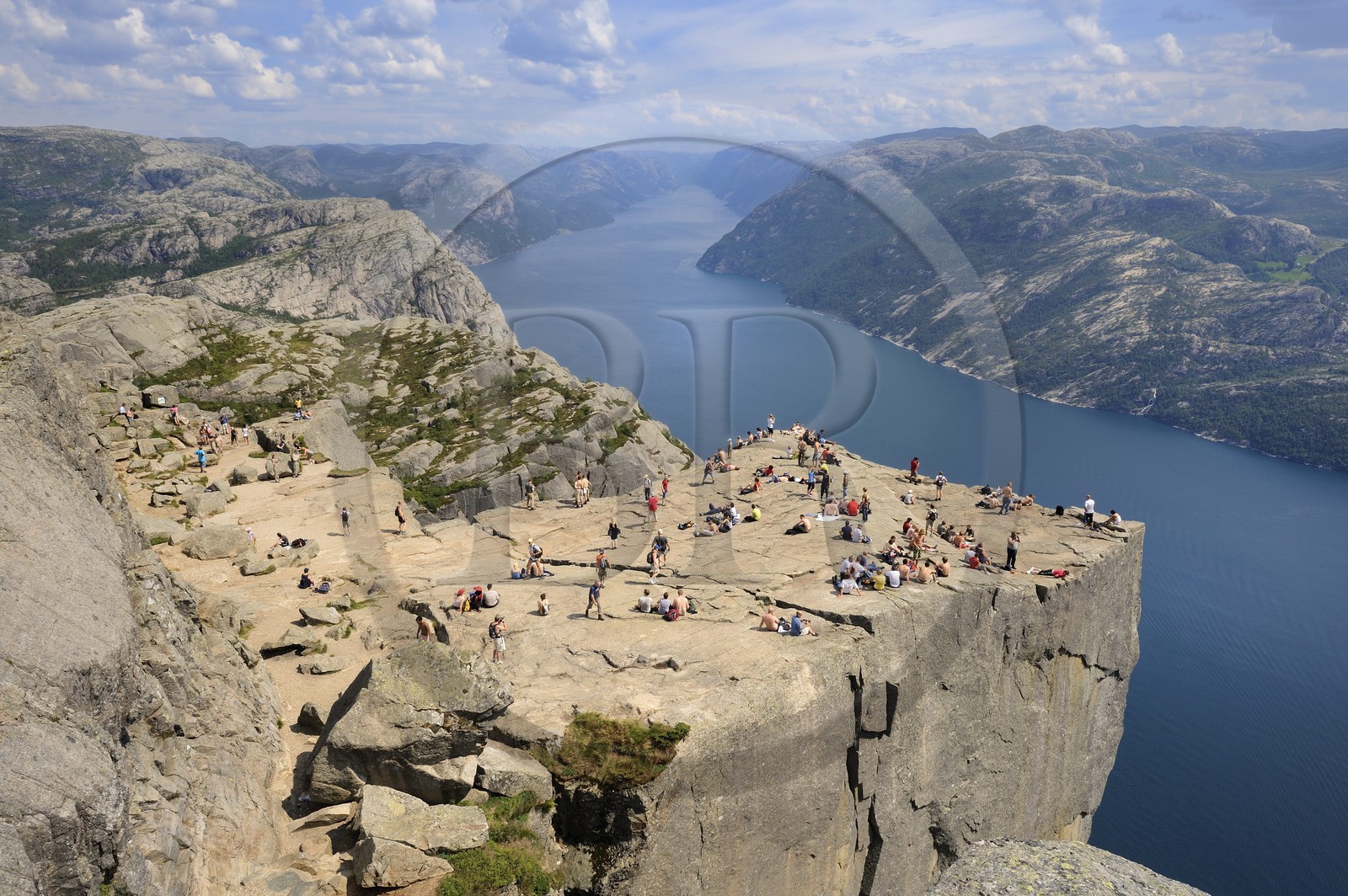 Norvège, Rogaland, le Rocher de La Chaire (Preikestolen) surplombant de 600m le Lysefjord, fjord de Lysebotn