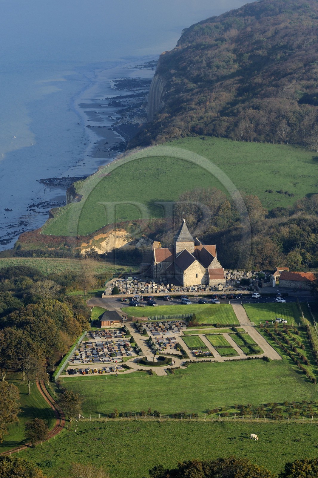 France, Seine-Maritime (76), Pays de Caux, l'église de Varengeville-sur-Mer et son cimetière marin surplombant les falaises de la Côte d'Albatre (vue aérienne)