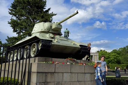 Allemagne, Berlin, quartier de Tiergaten, mémorial soviétique dédié aux 81 116 combattants de l'Armée rouge tombés durant la bataille de Berlin en avril-mai 1945, célébration annuelle de la capitulation nazie le 9 mai 1945 pour les russes
