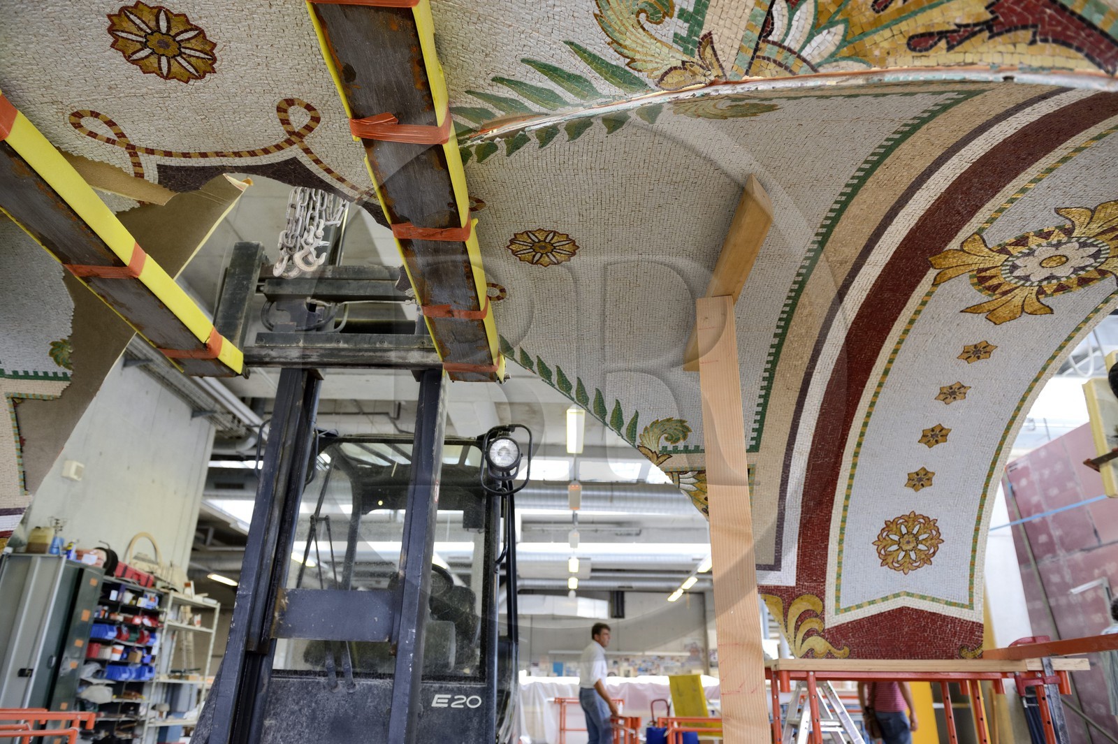 France, Rhône (69), Saint-Romain-en-Gal, atelier de restauration de mosaïques du musée gallo-romain de Saint-Romain-en-Gal, restauration des mosaïques du XIXème siècle de l'église de l'ancien hôpital de l'Antiquaille