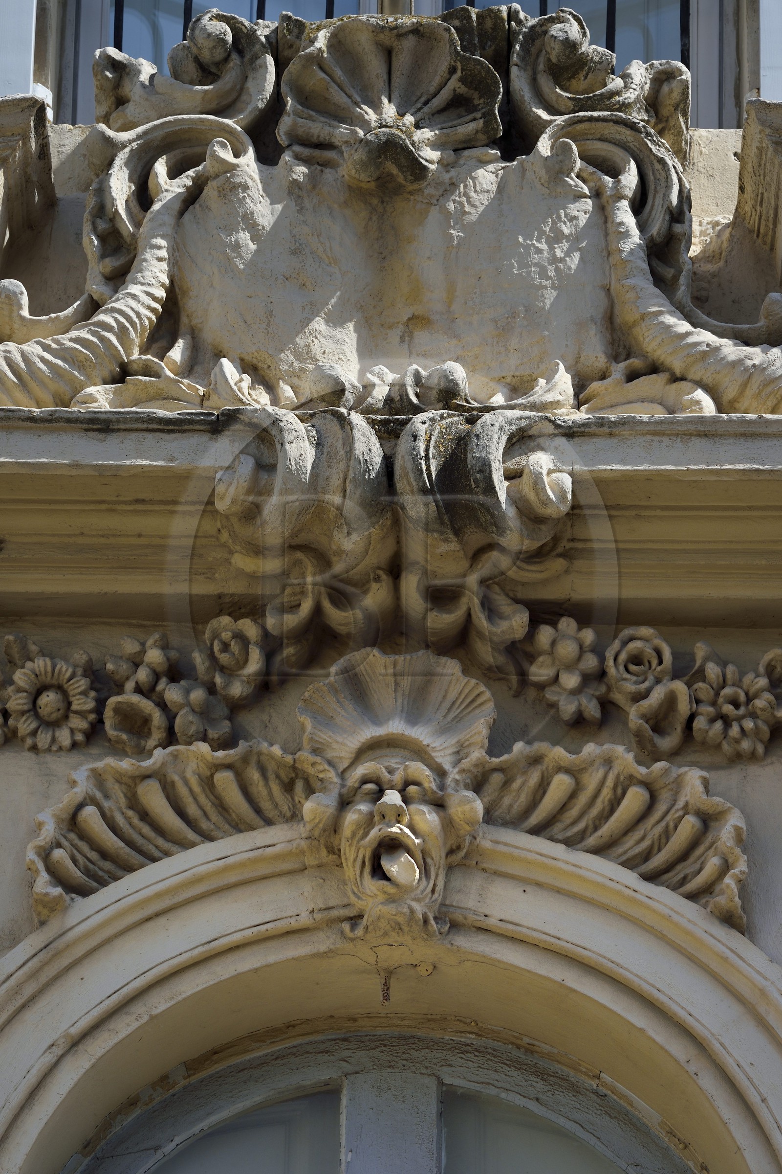France, Bouches-du-Rhône (13), Arles, hotel Courtois de Langlade du XVIIIe siècle, aujourd'hui sous préfecture, mascaron de style rocaille