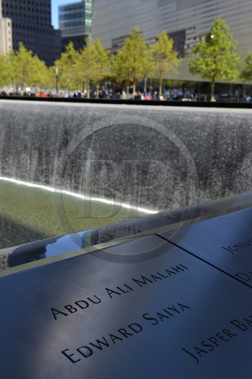 Etats-Unis, New York, Manhattan, 9 11 Memorial dessiné par l'architecte israélien Michael Arad qui consiste en une forêt d'arbres autour de deux étendues d'eau carrées avec deux grands trous en leur centre à l'endroit précis où se tenaient les deux tours et les noms gravés de victimes