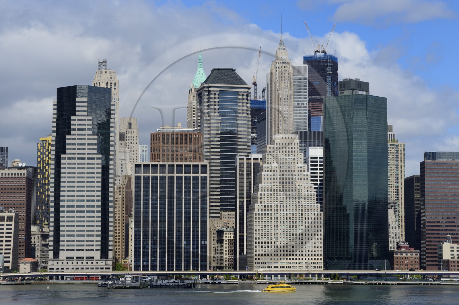 Etats-Unis, New York, Downtown Manhattan vue de la promenade à Brooklyn et un New York Water taxi sur la East River