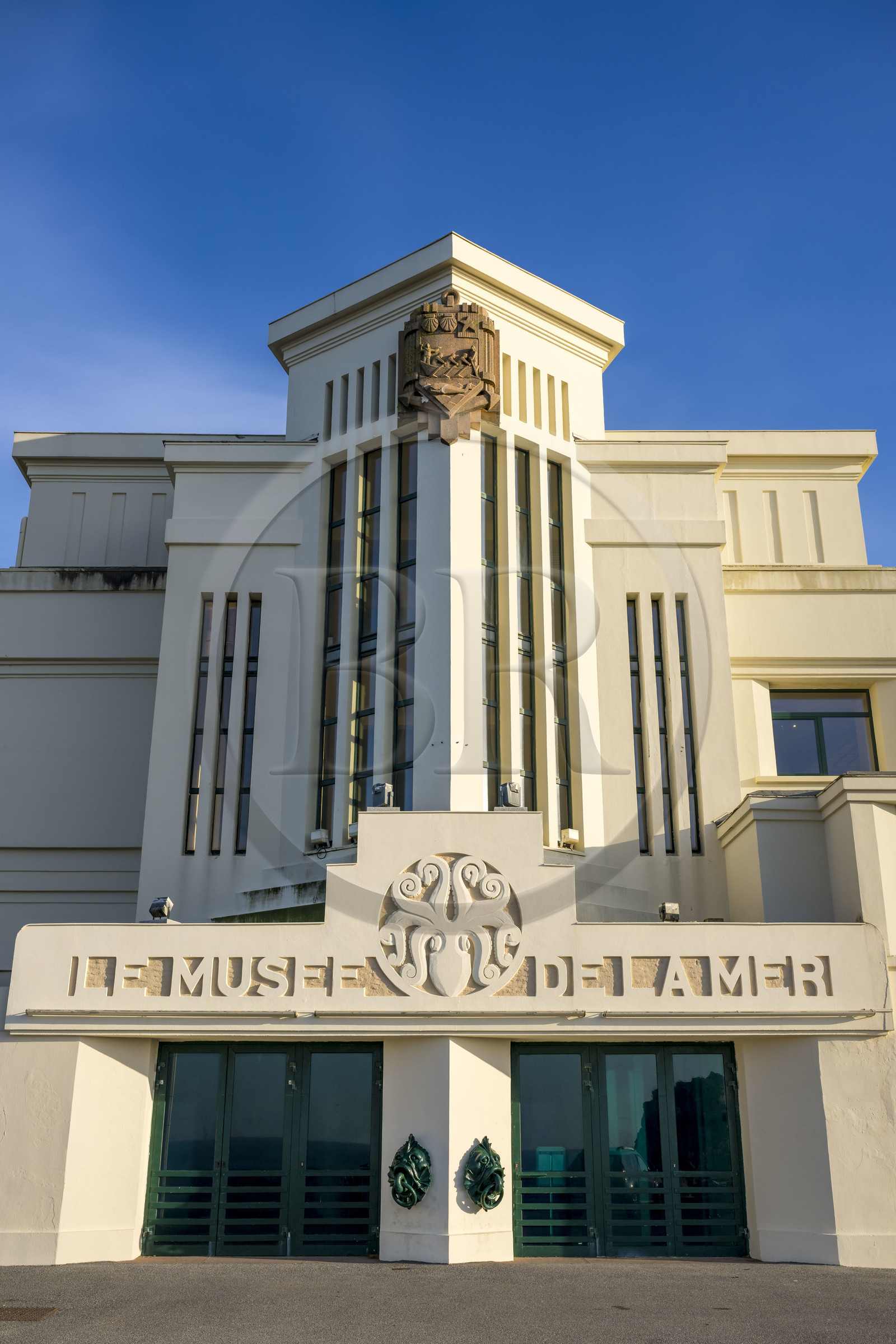 France, Pyrénées-Atlantiques (64), Pays-Basque, Biarritz, l'Aquarium et Musée de la Mer de style Art Déco construit en 1933, poulpe sur le frontispice