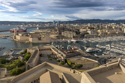 France, Bouches-du-Rhône (13), Marseille, le Fort Saint Jean à l'entrée du Vieux Port vu depuis le Fort Saint-Nicolas, le Fort Ganteaume (bas fort Saint-Nicolas) au premier plan (vue aérienne)