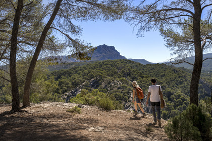 France, Bouches-du-Rhône (13), Aix en Provence, randonneurs sur le plateau de Bibemus et la montagne Sainte Victoire en arrière plan