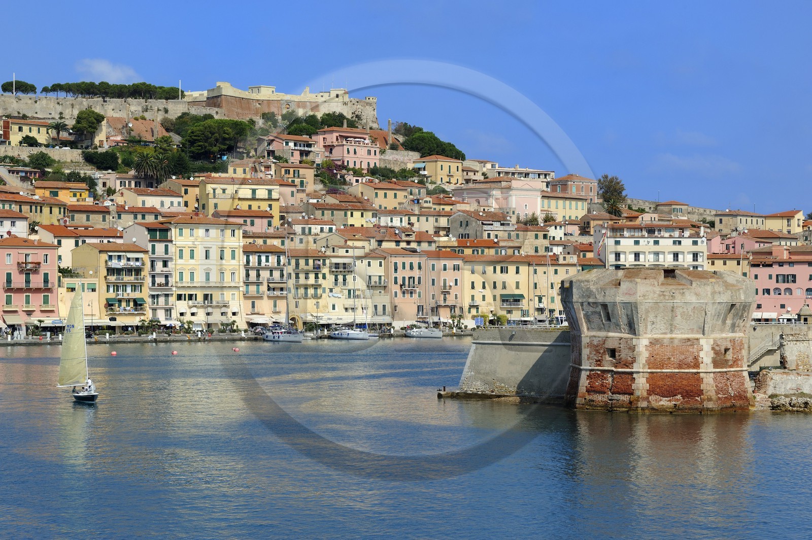 Italie, Toscane, l’Ile d’Elbe, Portoferraio dominée par la forteresse Médicis et la Tour Torre del Martello à l'entrée du vieux Port