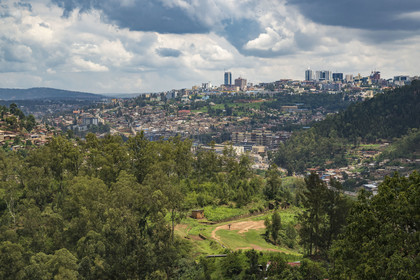 Rwanda, Kigali, le centre ville Kigali CBD vu depuis les collines de l'Ouest et Nyabugogo