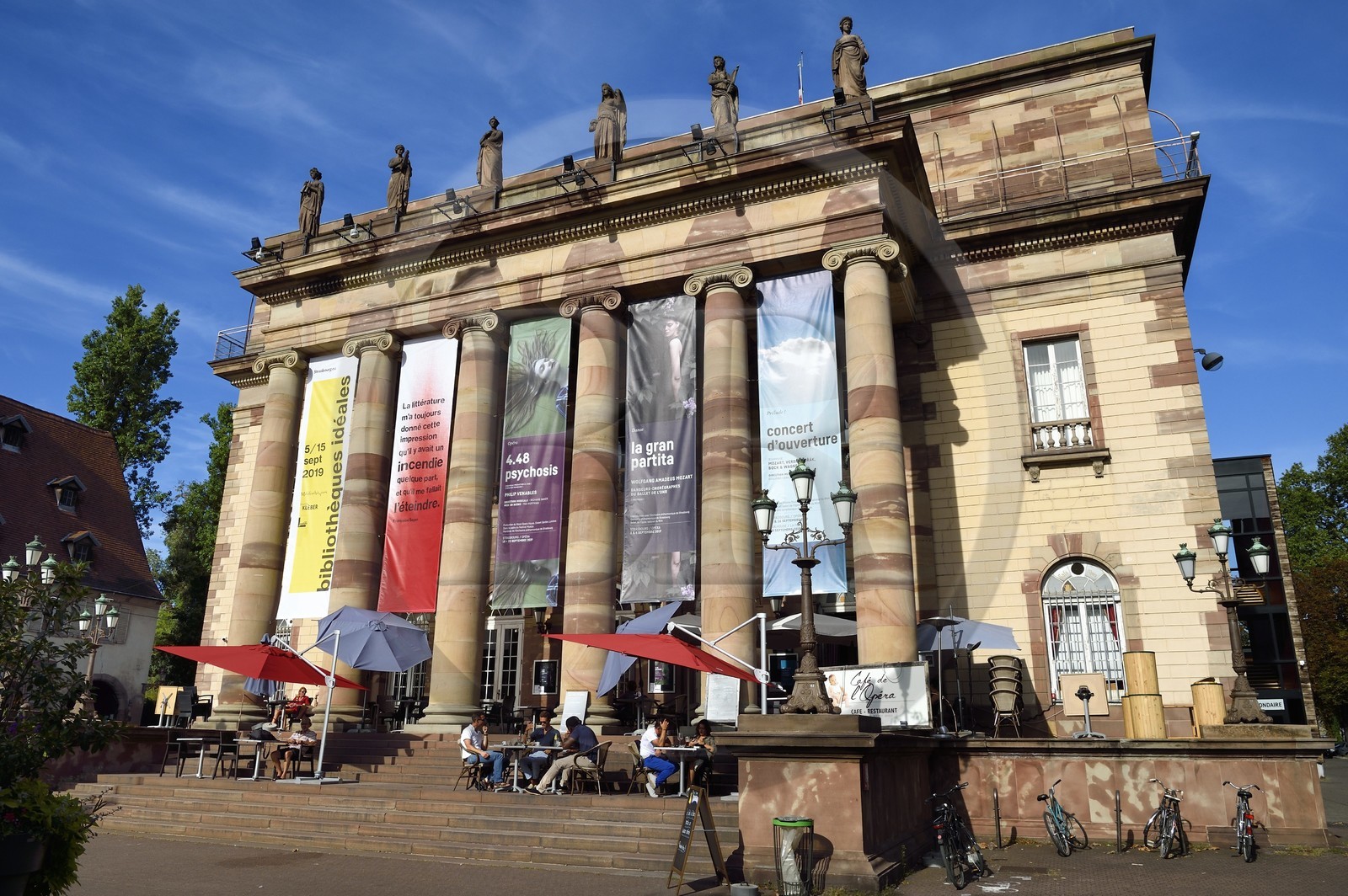 France, Bas-Rhin (67), Strasbourg, vieille ville classée au Patrimoine Mondial de l'UNESCO, l'Opéra sur la place Broglie et le café sur ses marches