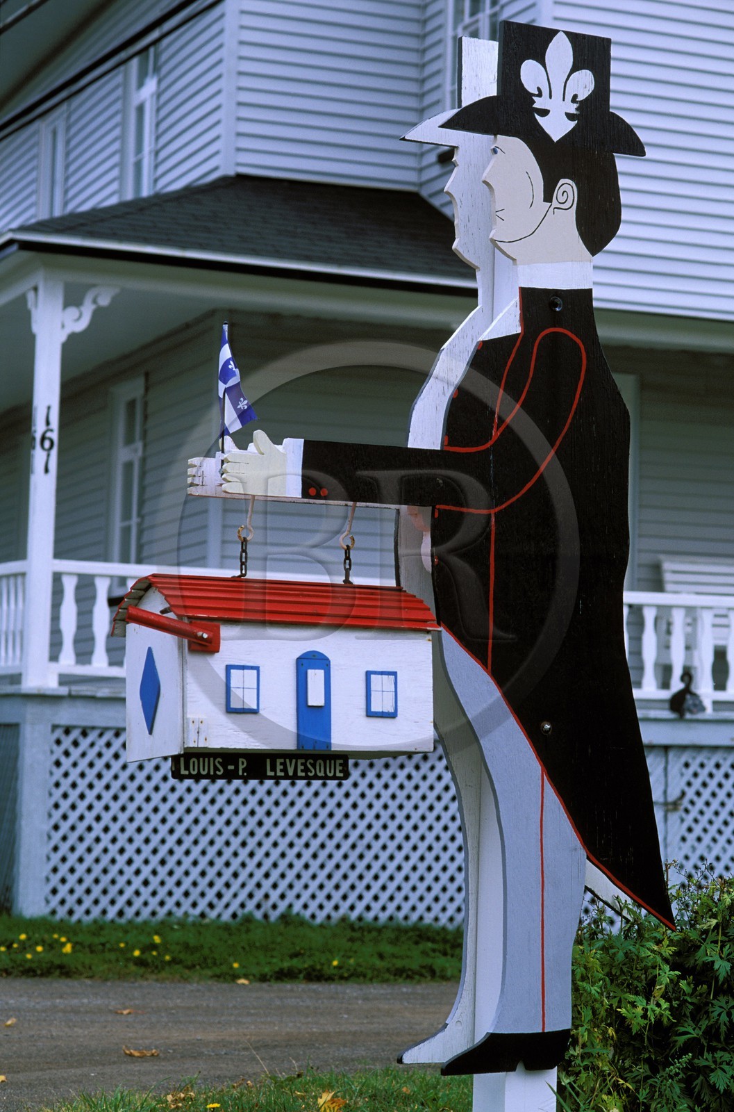 Canada, province de Québec, Saint-Jean-Port-Joli, boite aux lettres originale aux couleurs du Québec