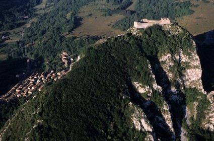 France, Ariège (09), Pays d' Olmes, château cathare de Montségur perché sur un pog et le village (vue aérienne)