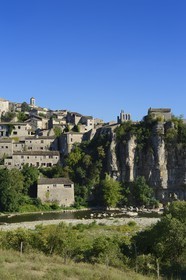 France, Ardèche (07), le village de Balazuc, labellisé Les Plus Beaux Villages de France, surplombant la rivière Ardèche
