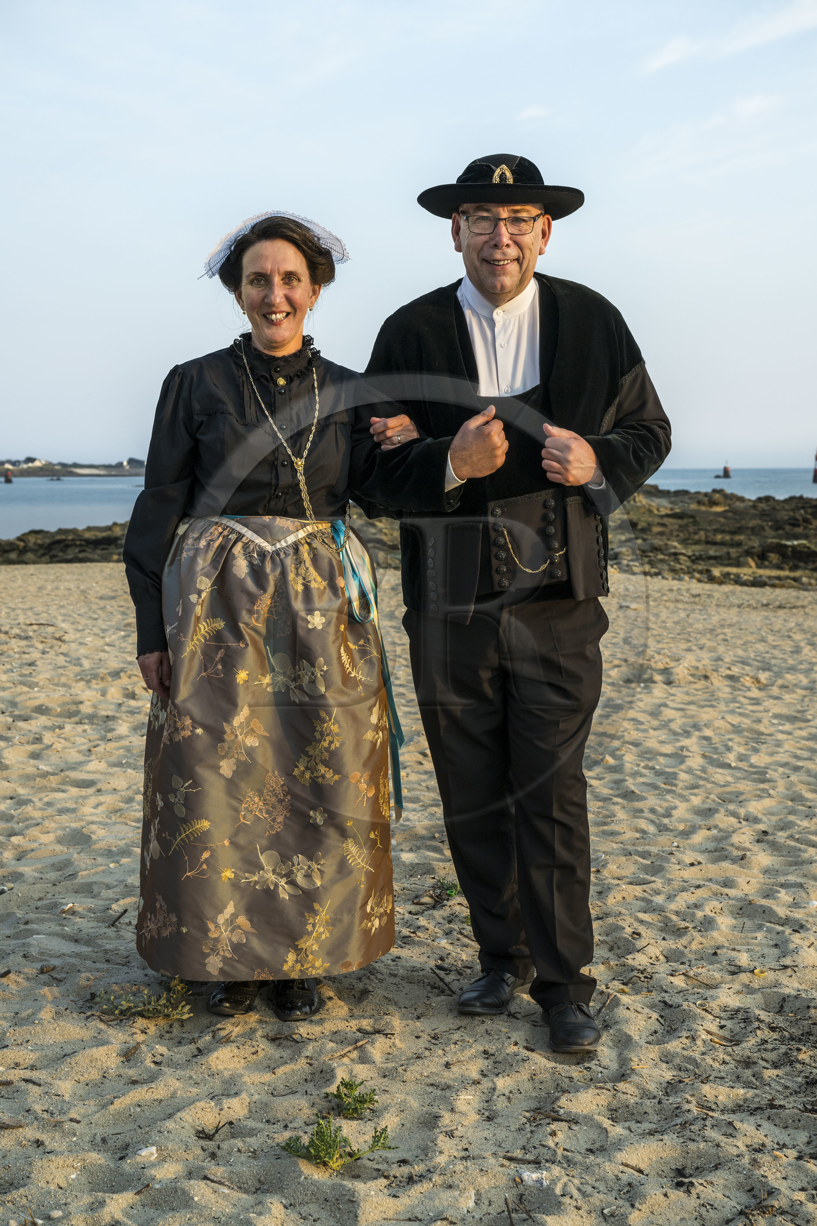 France, Morbihan, Port-Louis, the large beach of Port-Louis at the foot of the ramparts, Breton dance association the Cercle celtique Armor Argoat, Valérie Restoux and Jean-Charles Chevillard