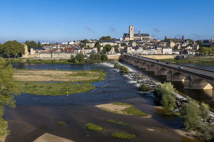 France, Nièvre (58), Nevers, la Loire en aval du Pont de la Loire et la cathédrale Saint-Cyr-et-Sainte-Julitte en arrière plan (vue aérienne)