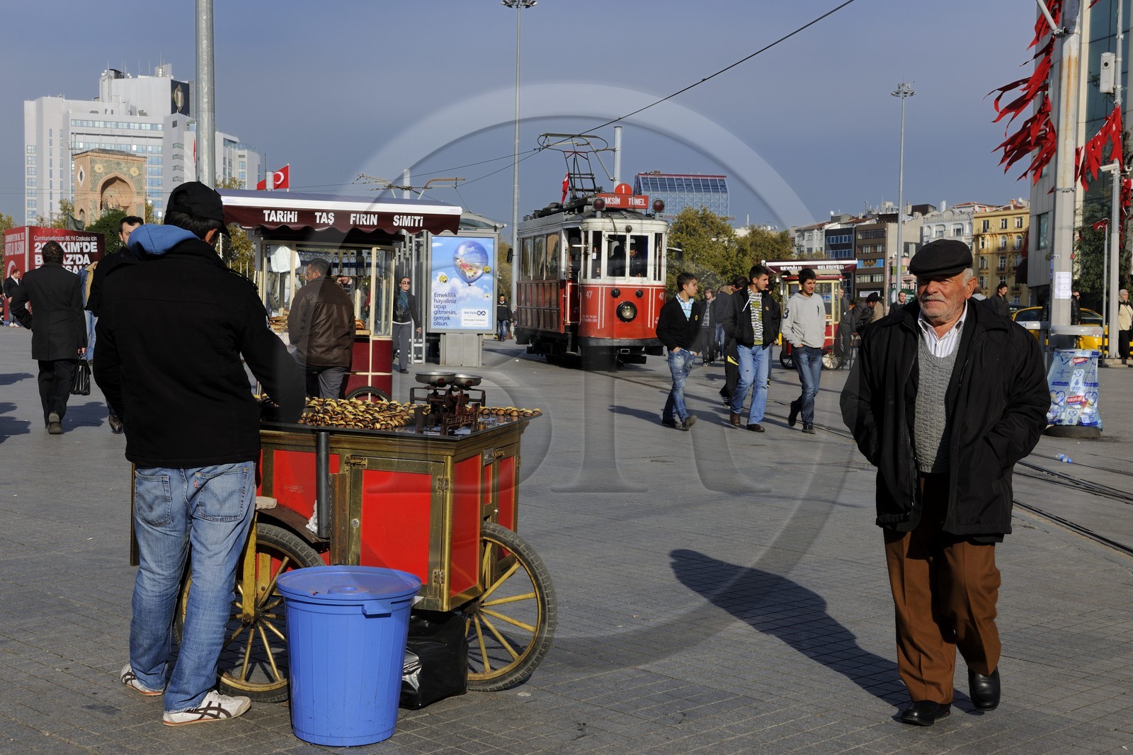 Turquie, Istanbul, quartier de Beyoglu, le vieux tramway à Taksim au bout de la rue Istiklal Caddesi
