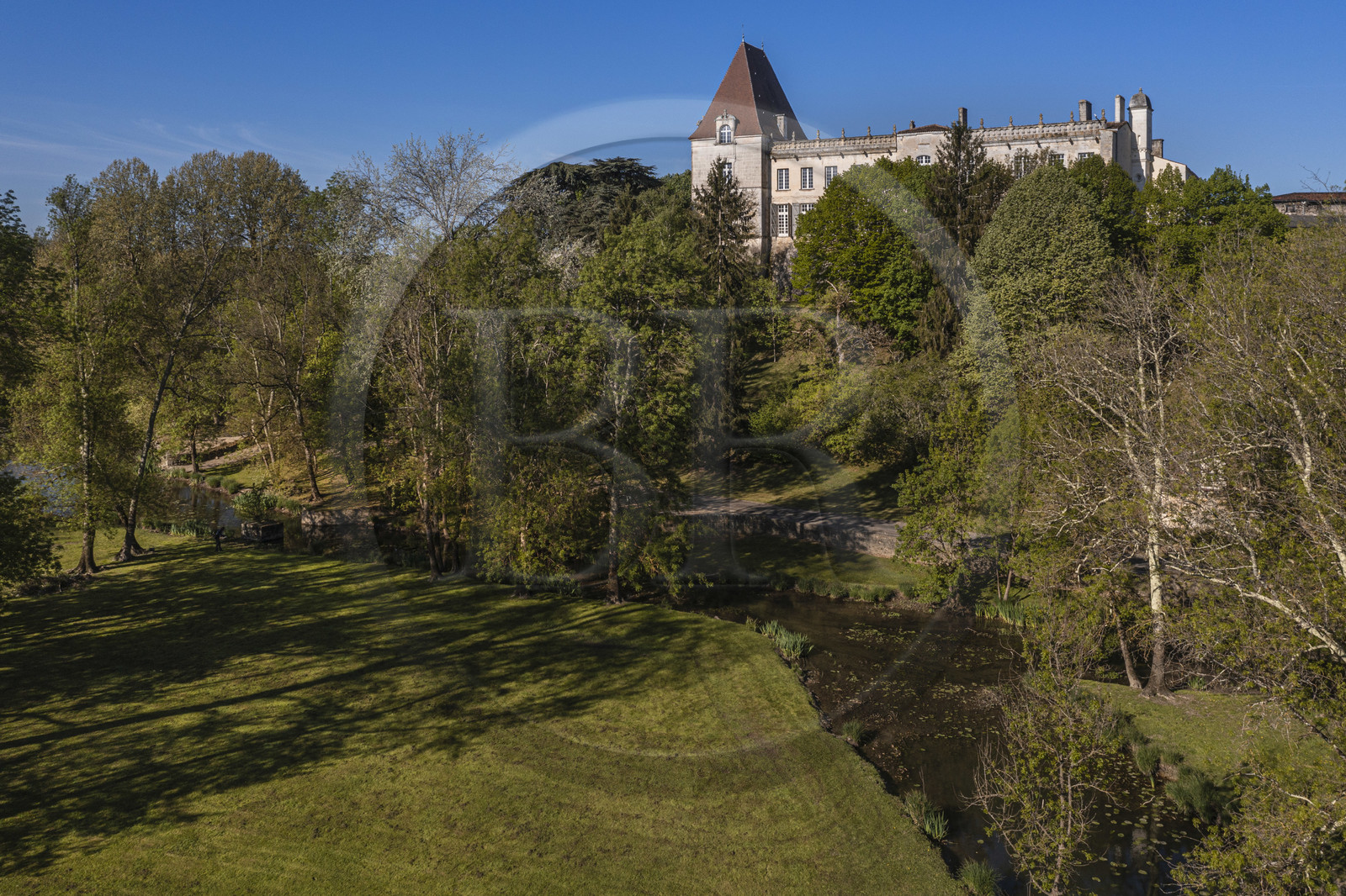 France, Charente (16), Bourg-Charente, le chateau de Bourg appartient à la famille Marnier-Lapostolle, elle y produit les liqueurs Grand Marnier (vue aérienne)