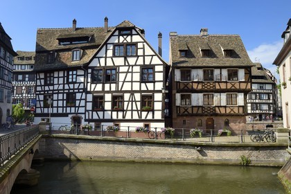 France, Bas-Rhin (67), Strasbourg, vieille ville classée au Patrimoine Mondial de l'UNESCO, quartier de la Petite France, le quai des Moulins sur un bras de l'Ill