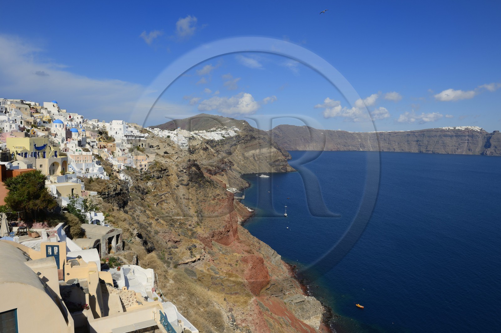 Grèce, Les Cyclades, mer Égée, île de Santorin (Thira ou Théra), le village de Oia qui surplombe la Caldera