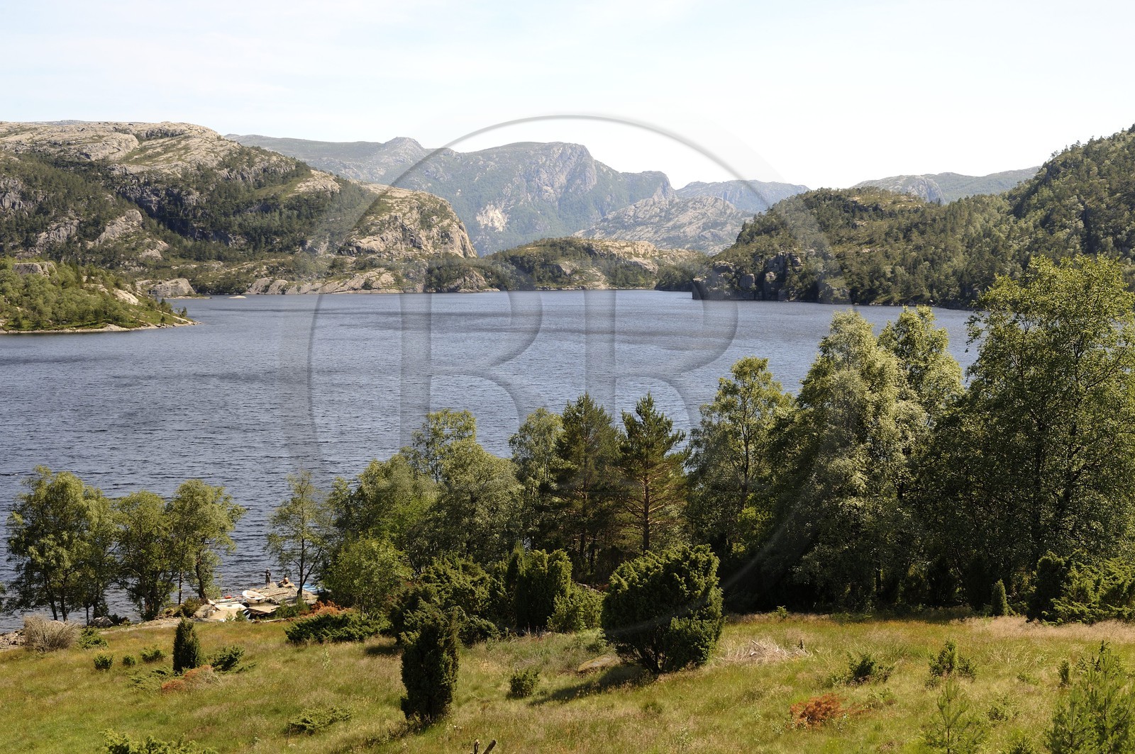 Norvège, Rogaland, région du Lysefjord, petit lac au départ du chemin de randonnée menant au Rocher de La Chaire (Preikestolen)